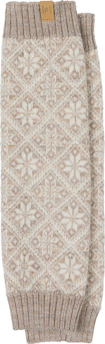 Mjukt mönstrade benvärmare i naturvita och beige toner med ribbstickade muddar upptill och nedtill, visade mot vit bakgrund.